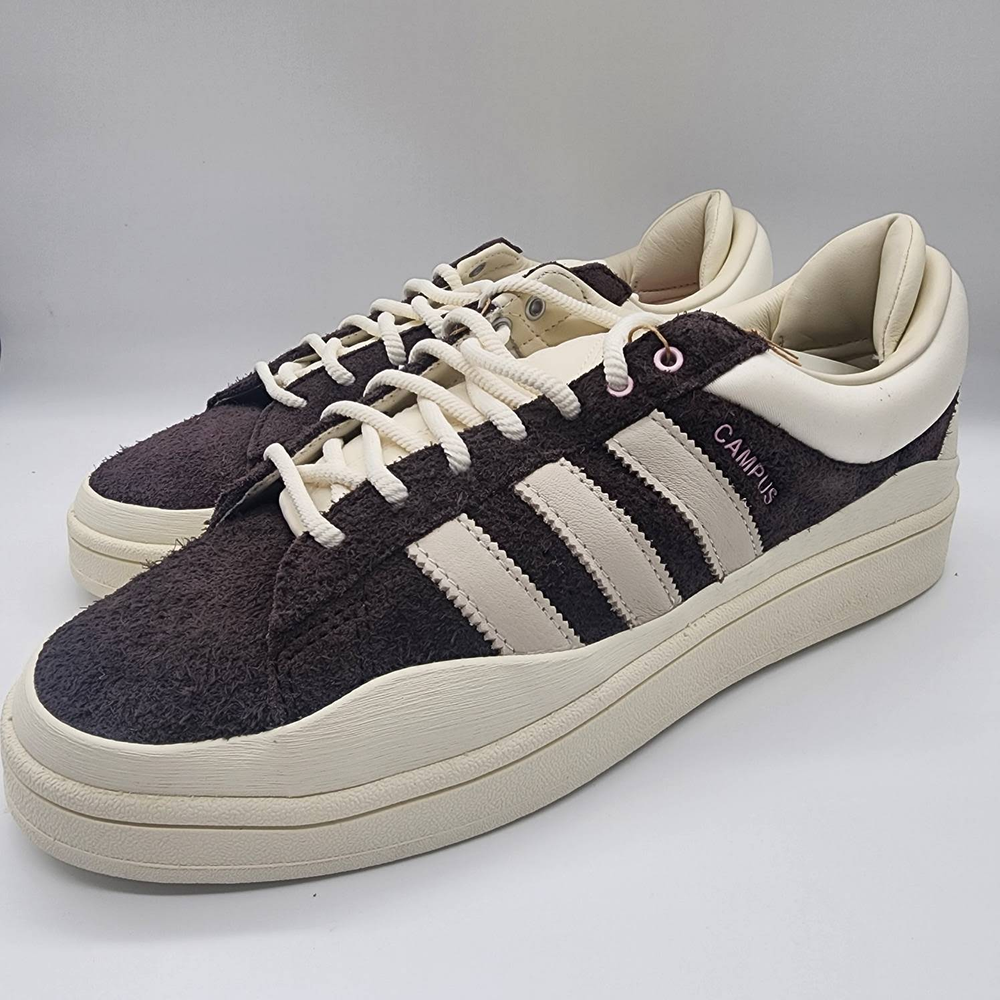 Revitalize your sneakers with our professional cleaning service, ensuring we look as fresh as new and enhance their resale value. Trust us to meticulously clean and restore your favorite footwear. for Strange Soles in South Boston, MA